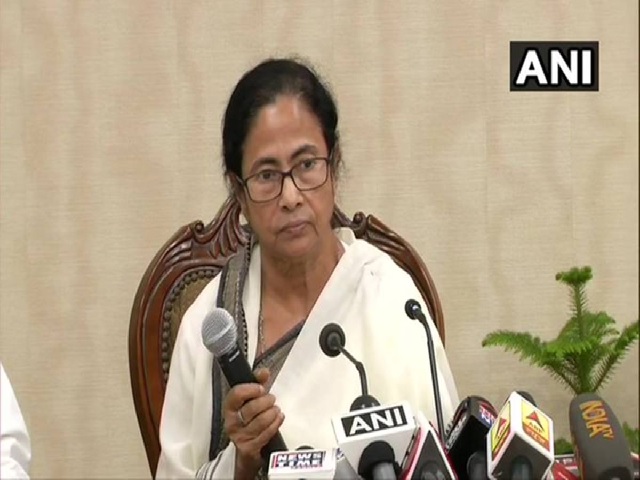 Mamata Banerjee announces 1000 crore fund